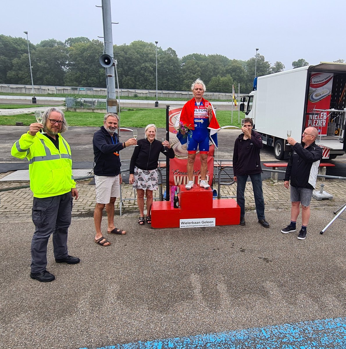 WielerbaanGL's tweet image. 𝗖𝗢𝗥 𝗩𝗔𝗡 𝗗𝗘 𝗦𝗟𝗨𝗜𝗝𝗦 𝗩𝗘𝗥𝗕𝗘𝗧𝗘𝗥𝗧 𝗨𝗨𝗥𝗥𝗘𝗖𝗢𝗥𝗗 𝟴𝟬+
Vanochtend verbeterde Cor van de Sluijs  (82) uit Harmelen het uurrecord in de categorie 80+. Hij fietste 32 km en 664 m. Oude record 31.249 km stond op naam van Theo Ankoné (86) uit Warnsveld.