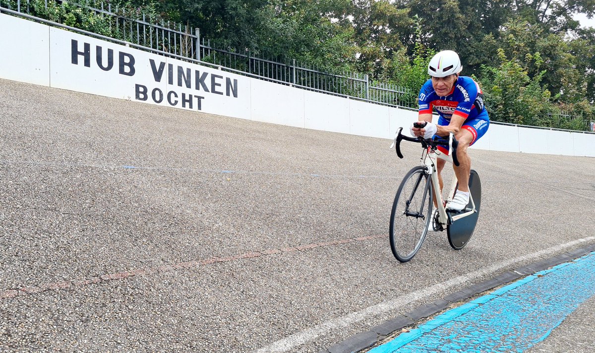 WielerbaanGL's tweet image. 𝗖𝗢𝗥 𝗩𝗔𝗡 𝗗𝗘 𝗦𝗟𝗨𝗜𝗝𝗦 𝗩𝗘𝗥𝗕𝗘𝗧𝗘𝗥𝗧 𝗨𝗨𝗥𝗥𝗘𝗖𝗢𝗥𝗗 𝟴𝟬+
Vanochtend verbeterde Cor van de Sluijs  (82) uit Harmelen het uurrecord in de categorie 80+. Hij fietste 32 km en 664 m. Oude record 31.249 km stond op naam van Theo Ankoné (86) uit Warnsveld.