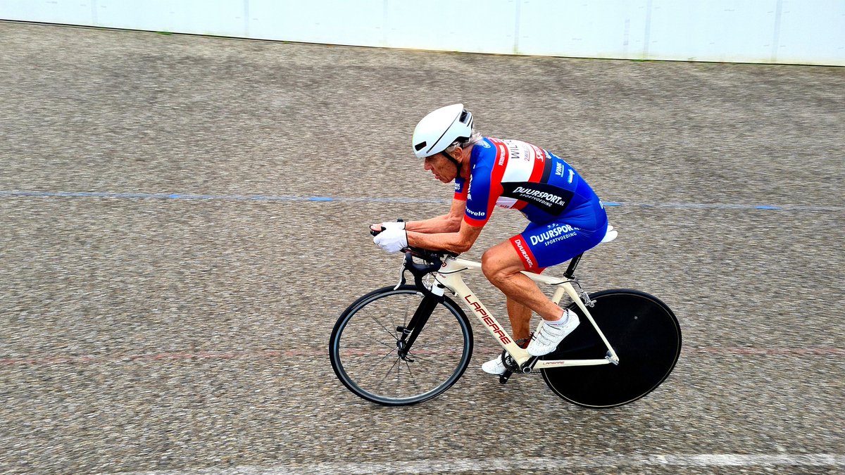 WielerbaanGL's tweet image. 𝗖𝗢𝗥 𝗩𝗔𝗡 𝗗𝗘 𝗦𝗟𝗨𝗜𝗝𝗦 𝗩𝗘𝗥𝗕𝗘𝗧𝗘𝗥𝗧 𝗨𝗨𝗥𝗥𝗘𝗖𝗢𝗥𝗗 𝟴𝟬+
Vanochtend verbeterde Cor van de Sluijs  (82) uit Harmelen het uurrecord in de categorie 80+. Hij fietste 32 km en 664 m. Oude record 31.249 km stond op naam van Theo Ankoné (86) uit Warnsveld.