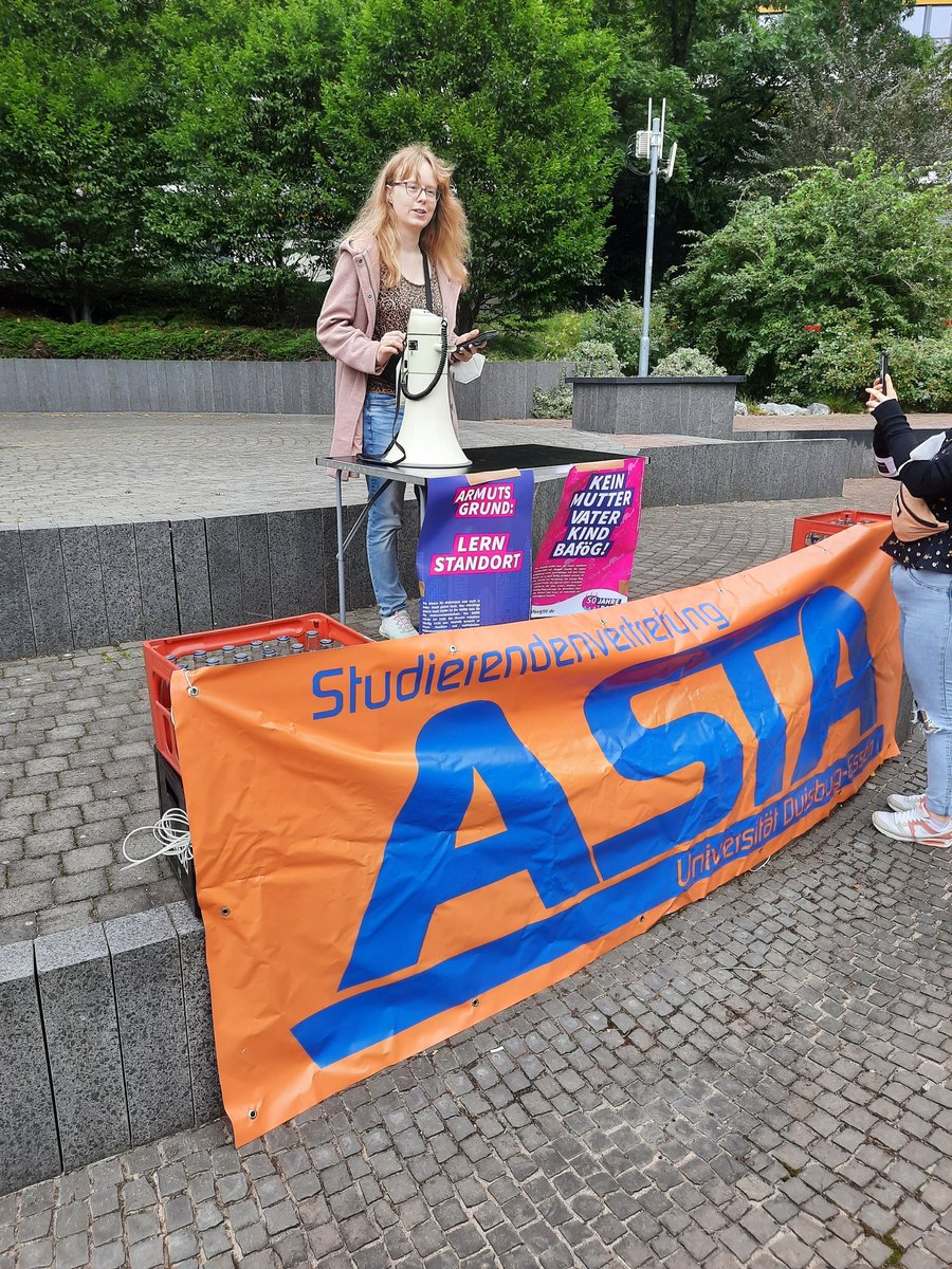 Bei uns startet Amanda vom <a href="/LATNRW/">Landes-ASten-Treffen NRW</a> mit dem ersten Redebeitrag! #bafoeg50 #bafoeg #keingrundzufeiern