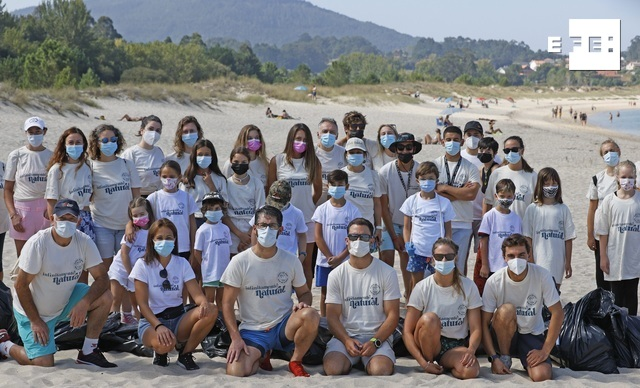 👏 El español Jordi Xammar y la brasileña Kahena Kunze, medallistas olímpicos en Tokio 2020 en vela, y Iago López Marra, diploma, dando ejemplo.

🏖️ Se unieron a decenas de voluntarios para limpiar el arenal de A Aguieira, en Porto do Son (A Coruña).

👉 bit.ly/3h2B4Gv