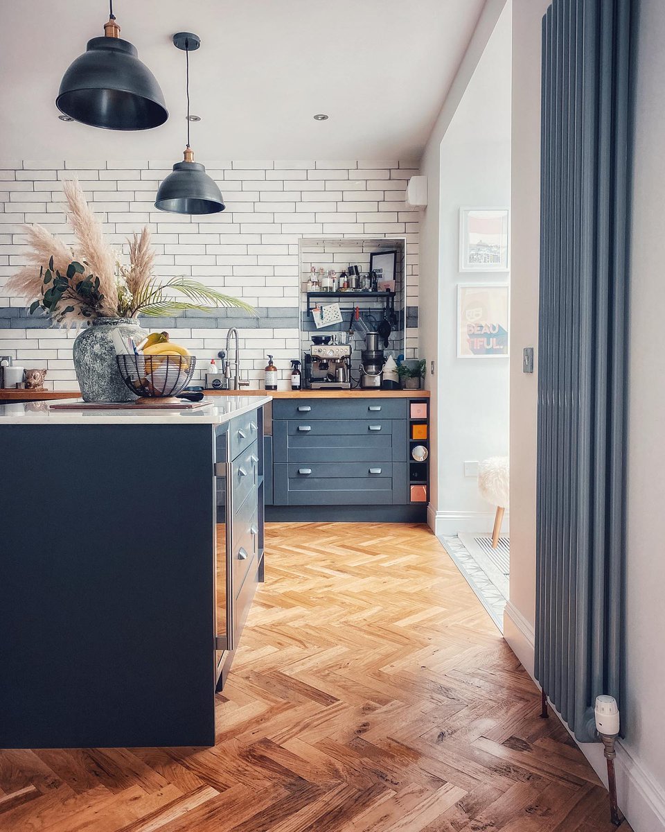 This space from inside_the_white_house looks impeccable, offering the perfect combination of traditional and contemporary styles 😍

Our Unfinished Parquet Oak #SolidWood #Flooring provides a timeless charm to your #Home 🙌

🛒 Order Free Samples!   
👉 bit.ly/3teanni