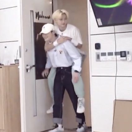just jeongin giving piggyback ride to felix ><