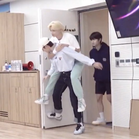 lovebokkie's tweet photo. just jeongin giving piggyback ride to felix >< https://t.co/NMUiaswUcT