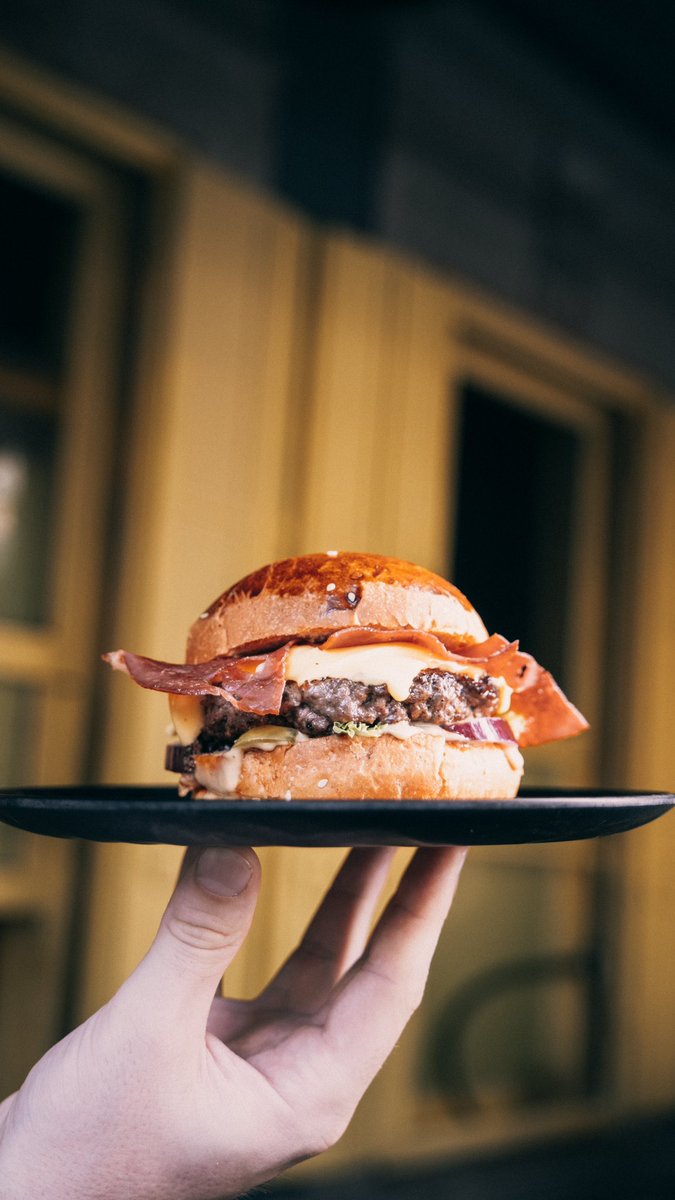 Haftaların sonları gelir, burger keyfinin sonu gelmez 🤤 

Hafta sonunu burger keyfine çevirmek için ne bekliyorusun?👽🍔🍔

#BurgerAttack