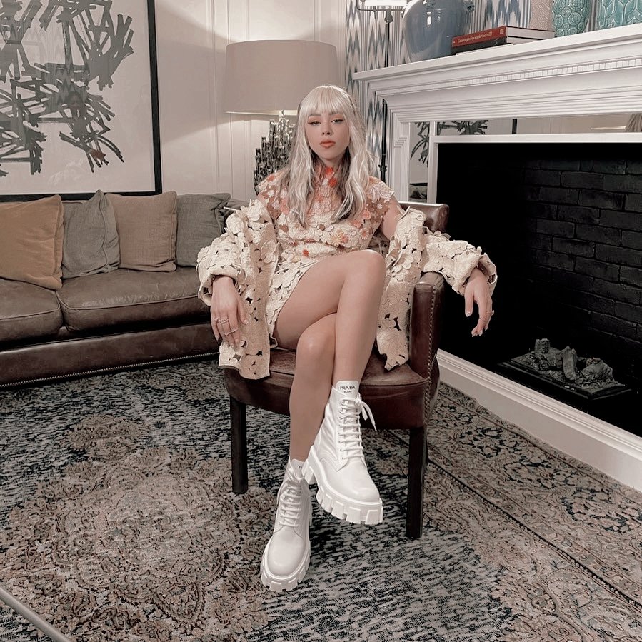 TH4TBTCCH's tweet photo. ⠀⠀ . . . INSTAGRAM POST;  
ㅤㅤㅤㅤㅤ▬▬  @/LEAFFNE.

ㅤㅤ❛ qué bonito el rellano del piso (y mi cara con el jet lag) ❜ https://t.co/WhaQ6ypwc9
