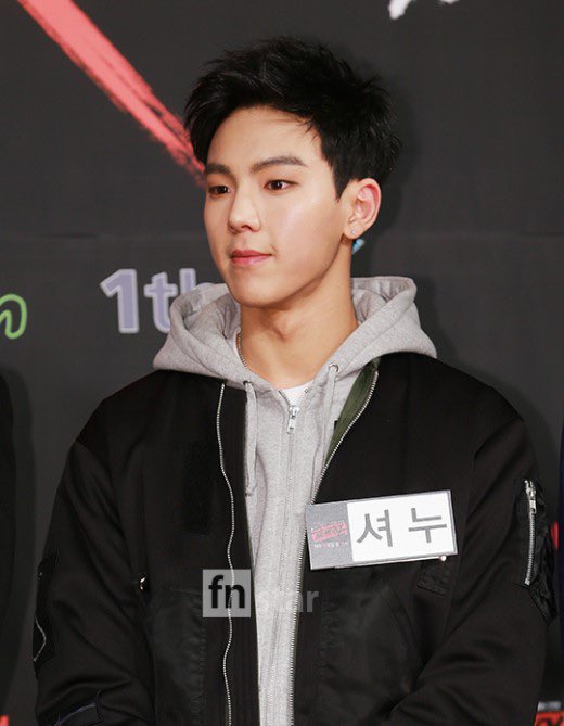 2014shownu's tweet photo. 141208 셔누 23살 손현우 🤦🏻‍♀️😇
노머시 제작보고회 회색후드 깐머 https://t.co/TsufD3dEGn