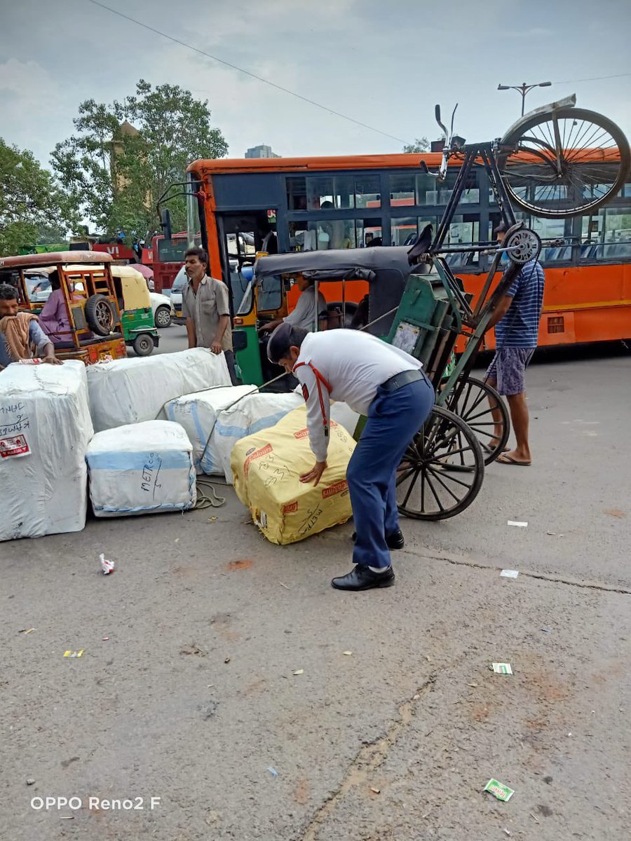 Helping a rickshaw puller #DelhiPolice #CPDelhi #CPtraffic