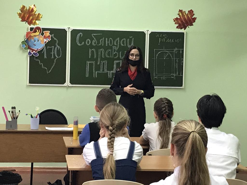 90Tlt's tweet photo. Профилактические беседы с инспектором ОГИБДД У МВД России по г. Тольятти  Шебеко Ю. Ю. Она напомнила ученикам 5 классов о правилах дорожного движения! https://t.co/V5hRLOxdt7