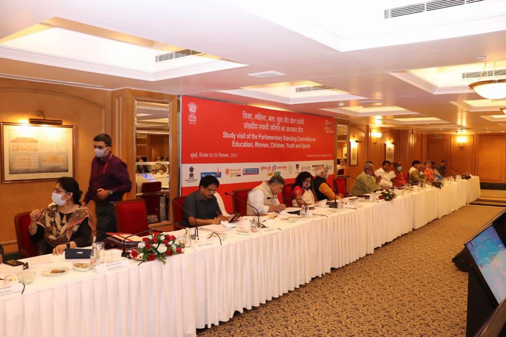 SuVe4Madurai's tweet image. நாடாளுமன்றத்தின் கல்வி நிலைக்குழு கூட்டம் முடிந்தது.

கல்விக்கடன் வாங்கும் மாணவர்கள் திருப்பி தரும் விகிதம் மிகக்குறைவு என வங்கி அதிகாரிகளின் கவலை அளவு கடந்தது.

கூட்டம் முடிந்ததும் செய்தியைப் பார்க்கிறேன் அம்பானியின் ரிலையன்ஸ் நேவல் நிறுவனத்துக்கு 11629 கோடி கடன் தள்ளுபடி.