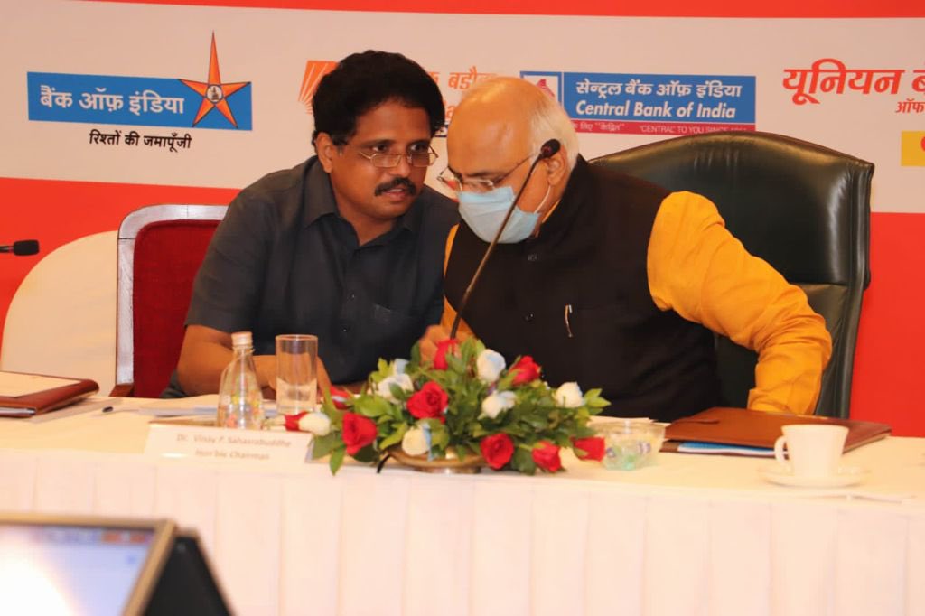 SuVe4Madurai's tweet image. நாடாளுமன்றத்தின் கல்வி நிலைக்குழு கூட்டம் முடிந்தது.

கல்விக்கடன் வாங்கும் மாணவர்கள் திருப்பி தரும் விகிதம் மிகக்குறைவு என வங்கி அதிகாரிகளின் கவலை அளவு கடந்தது.

கூட்டம் முடிந்ததும் செய்தியைப் பார்க்கிறேன் அம்பானியின் ரிலையன்ஸ் நேவல் நிறுவனத்துக்கு 11629 கோடி கடன் தள்ளுபடி.