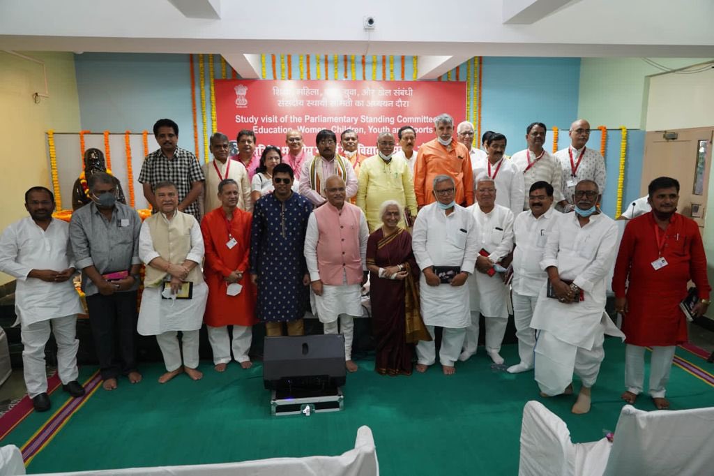 SuVe4Madurai's tweet image. நாடாளுமன்றத்தின் கல்வி நிலைக்குழு கூட்டம் முடிந்தது.

கல்விக்கடன் வாங்கும் மாணவர்கள் திருப்பி தரும் விகிதம் மிகக்குறைவு என வங்கி அதிகாரிகளின் கவலை அளவு கடந்தது.

கூட்டம் முடிந்ததும் செய்தியைப் பார்க்கிறேன் அம்பானியின் ரிலையன்ஸ் நேவல் நிறுவனத்துக்கு 11629 கோடி கடன் தள்ளுபடி.