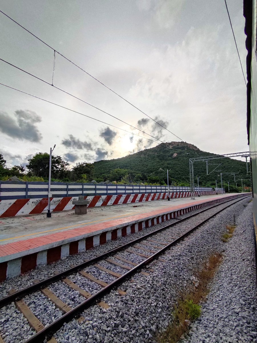 normaly_abnorml's tweet photo. @SWRRLY
Such a clean Railway station and a surprising natural stretch between Bangalore and Hyderabad -#Makalidurga https://t.co/mspIWalcCC