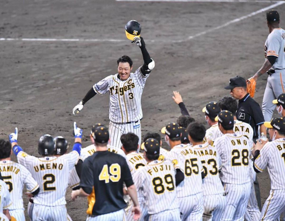 touchup1954's tweet photo. 阪神４－３巨人

阪神が劇的な
逆転サヨナラ勝ち‼
首位を奪還‼

１点を追う九回
先頭の糸原が安打で出塁
無死一塁から大山の劇的な
サヨナラ２ラン‼

八回に一死二、三塁で併殺
これで今日はもう…
と思っていたが
左翼席へ劇的な一発‼
阪神２試合連続の逆転勝ち‼

大山が復調してきた
優勝へGO‼ https://t.co/yKHGXoEjz0