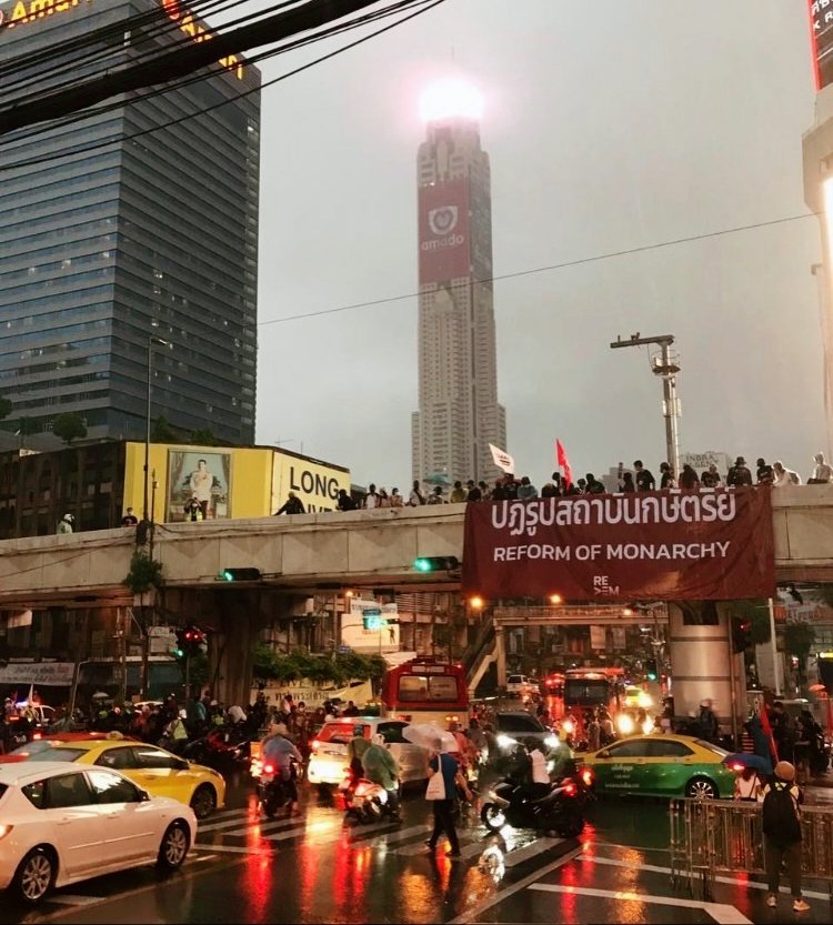 แยกประตูน้ำท่ามกลางสายฝนกระหน่ำ

#ม็อบ4กันยา