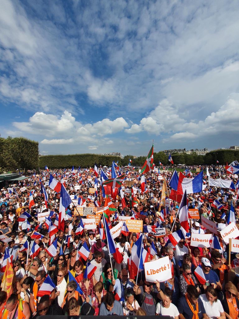 f_philippot's tweet photo. #manifestation4septembre Là on bat tous les records !!! Et ça continue d’arriver en masse ! Incroyable mobilisation populaire ! 🇫🇷 https://t.co/5hS8paiMZf