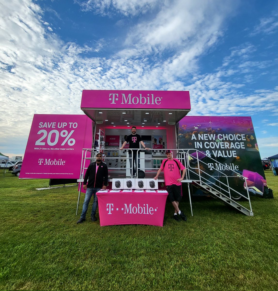 @TMoTruckSouthNJ ready to get our fly on! ✈ We're at the Millville Airshow today and tomorrow. Come and say hi to our wonderful HTE team 👋

#NewHometownNetwork #HometownExclusive #SmallMarketRuralArea #5GForALL