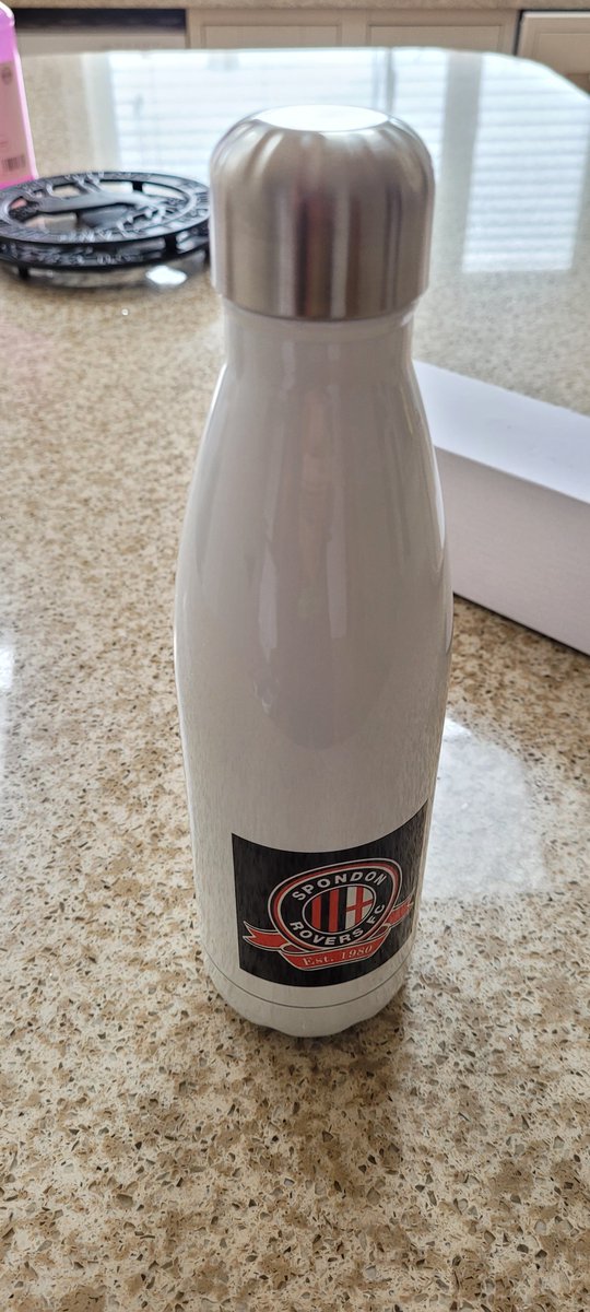 New season, new bottles, zero waste. <a href="/SpondonRovers/">Spondon Rovers F.C.</a> always looking at giving back to the kids but adding sustainability into the mix also. Thanks to <a href="/phplumbinggas/">PH Plumbing & Gas</a> for sorting out the 🔥 bottles. 👌 #Sustainability #grassrootsfootball