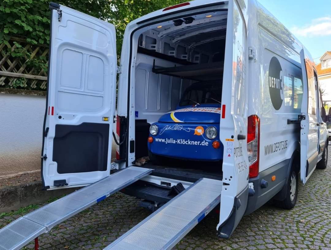 Julia #Klöckner lässt ihr elektrisches Wahlkampfauto mit dem Diesellaster zum Auftritt fahren und das ist ein schönes Symbol für die Klimaschutzambitionen der #CDU.