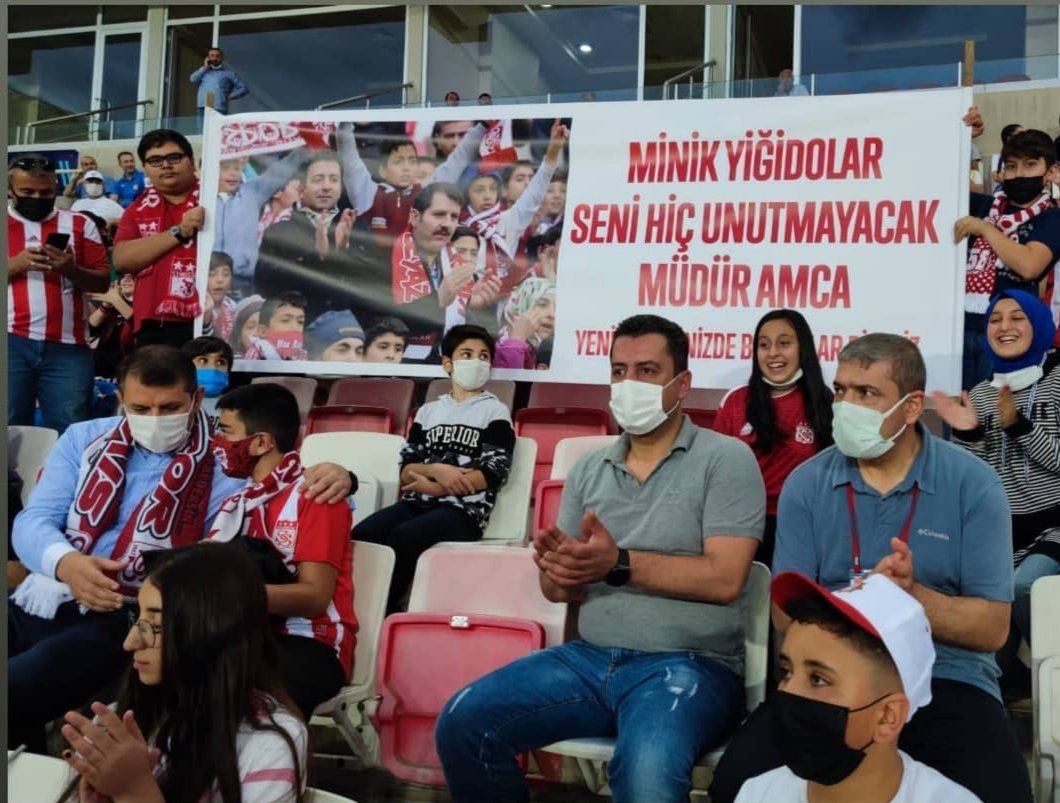 Sivas'ta görev yaptığım süre içerisinde #MinikYiğidolarTakımınaSahipÇıkıyor Projesi ile ömründe ilk kez köyünden,  ilçesinden şehre gelen ve takımının maçını ilk kez stadyumda seyreden binlerce öğrenci tanıdım. Futbola mânâ katan #MinikYigidolaraBüyükCeza kabul edilemez.