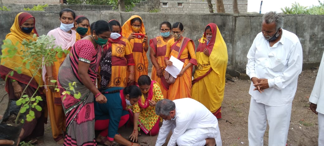 જસદણ તાલુકાના ભાડલા ગામે પોષણ માસની ઉજવણી અંતર્ગત પાણી પુરવઠા મંત્રીશ્રી કુંવરજીભાઇ બાવળિયાના હસ્તે વૃક્ષારોપણ સહિતના કાર્યક્રમો યોજાયા <a href="/RajkotDdo/">DDO Rajkot</a> <a href="/kunvarjibavalia/">Kunvarji Bavaliya</a>