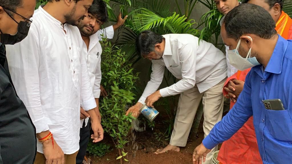 SantoshKumarBRS's tweet photo. Thank you TRS Party State Leader #LRamana garu for planting saplings on your Birthday bracing #GreenIndiaChallenge initiative.
Many more happy returns of the day, May you be blessed with happy and long life in public service💐. https://t.co/HekEXwrxnv