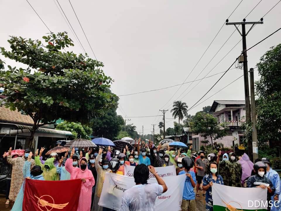 ThomasZinAung's tweet photo. Protest against military dictatorship by students, youths &amp; women from LaungLone Tsp on the evening of Sep 4 &amp; showing their support to @NUGMyanmar #TakeAction_NoMoreWords #WhatsHappeningInMyanmar #Sep4Coup https://t.co/sPBWopLlN4