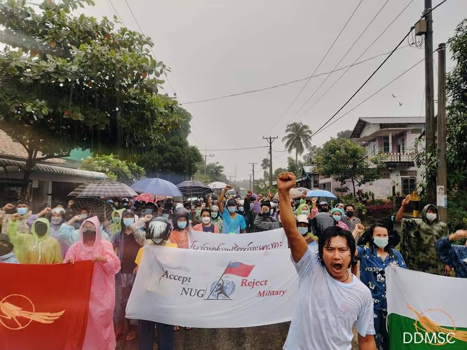 ThomasZinAung's tweet photo. Protest against military dictatorship by students, youths &amp; women from LaungLone Tsp on the evening of Sep 4 &amp; showing their support to @NUGMyanmar #TakeAction_NoMoreWords #WhatsHappeningInMyanmar #Sep4Coup https://t.co/sPBWopLlN4