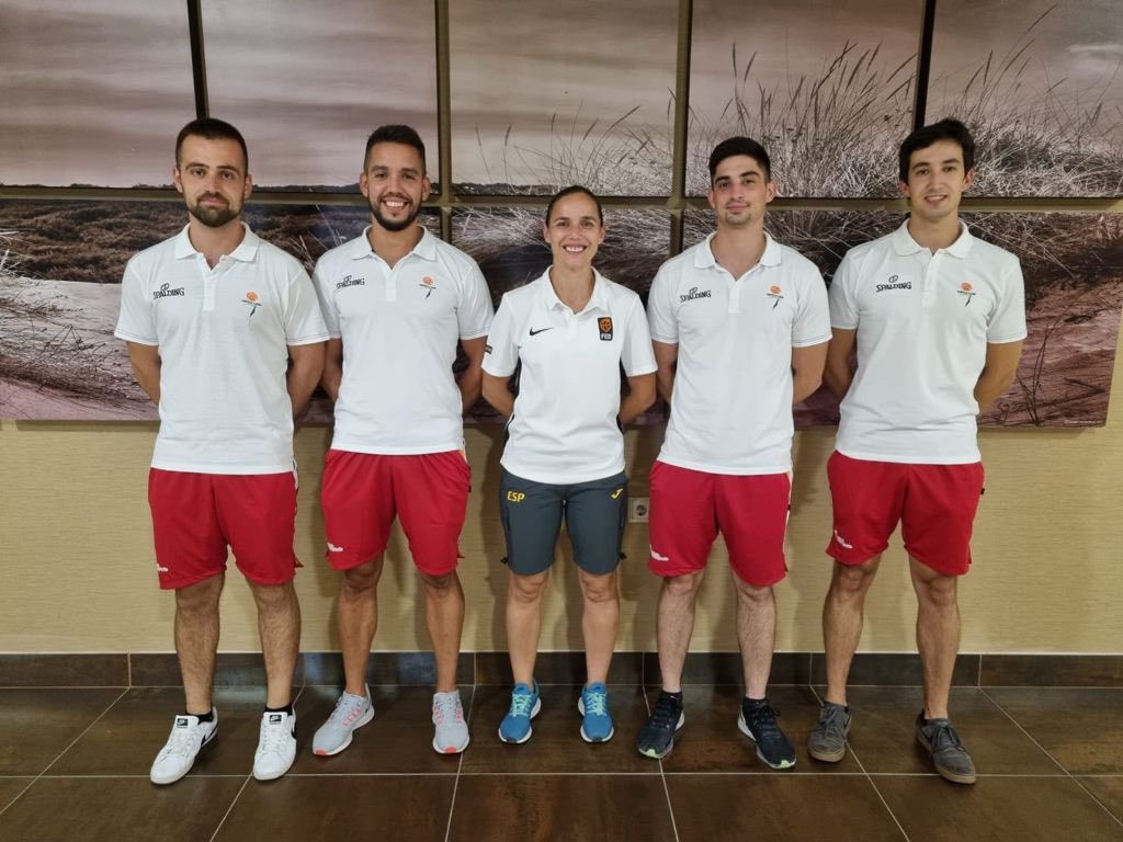FBCyL's tweet photo. Representación Arbitral del #KDTINF2021 de #CyL ❤️🤍

Campeonato Cadete: 
✅ Isidoro Sanchez
✅ Alberto Martin 

Campeonato Infantil:
✅ Nicolás Vázquez 
✅ Ivan Valbuena 

Además, como Técnica Arbitral de @BaloncestoESP está Esperanza Mendoza https://t.co/ysN0QFPOKp