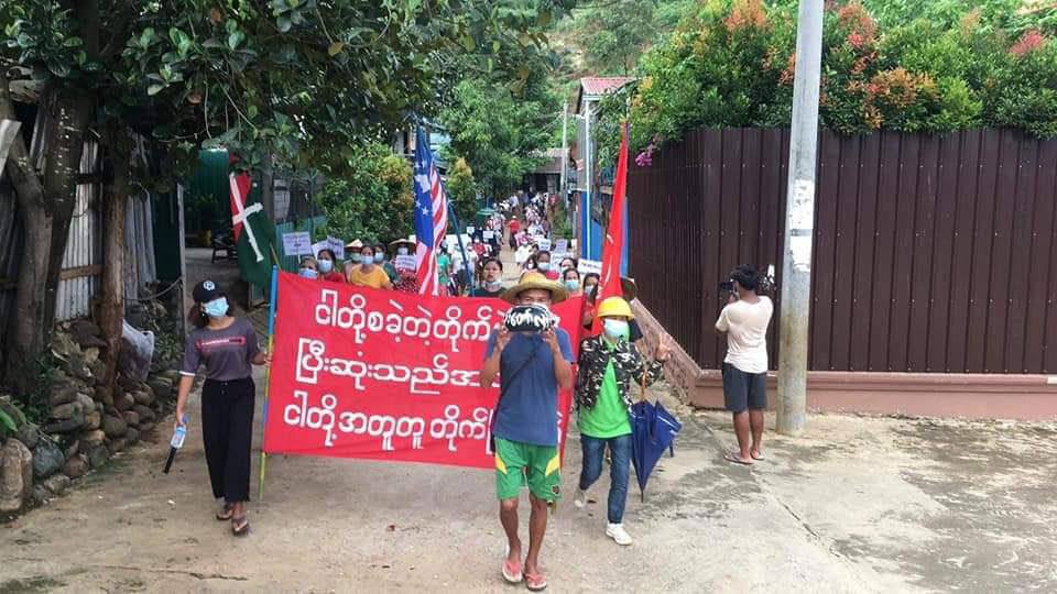 ThomasZinAung's tweet photo. Multi-ethnic strike against military dictatorship by protesters from Hpakant #TakeAction_NoMoreWords #WhatsHappeningInMyanmar #Sep4Coup https://t.co/K826qSuORv