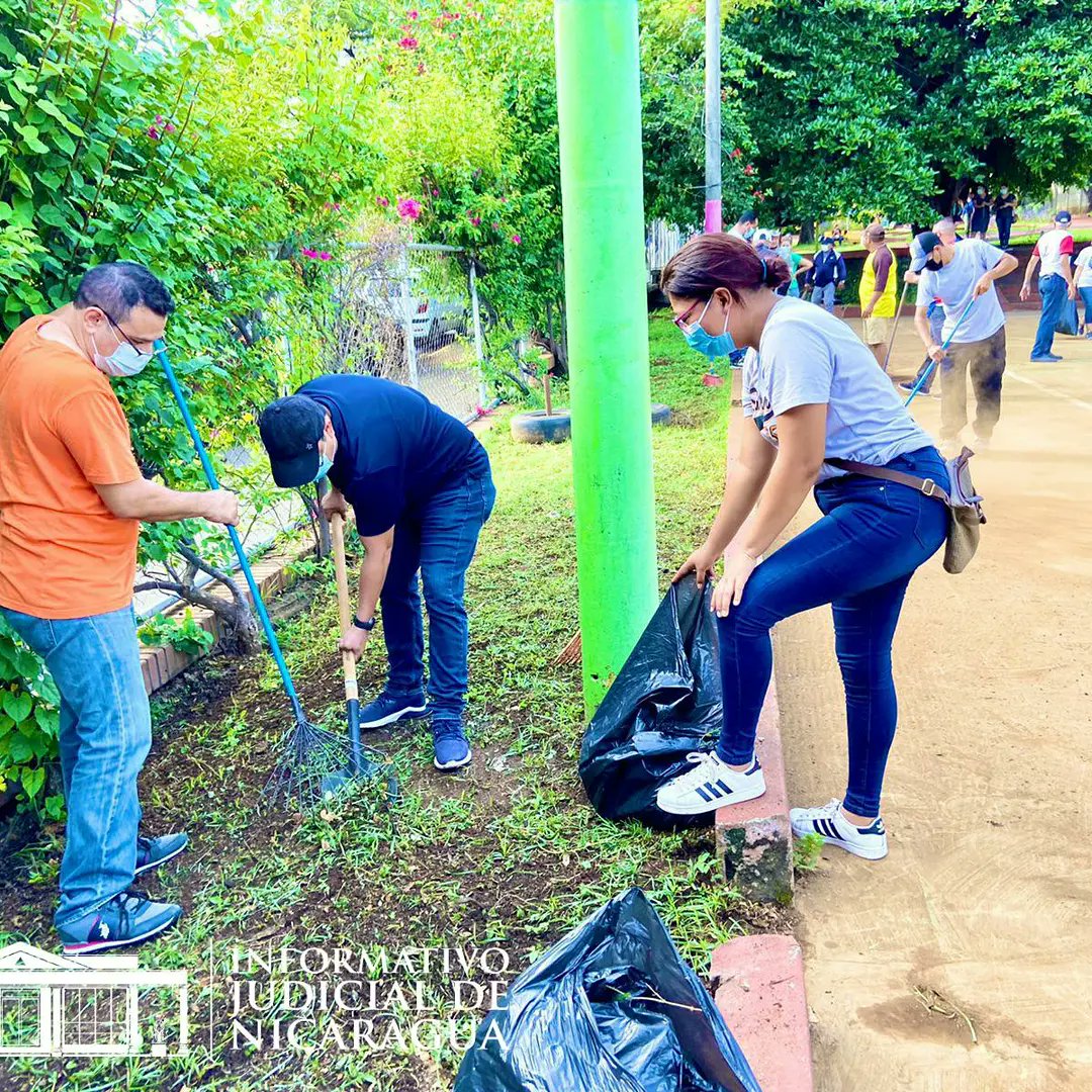 #InformativoJudNic| Trabajadores de distintas dependencias del Poder Judicial de #Nicaragua, se organizaron la mañana de este sábado #4Septiembre, a realizar limpieza en el Parque Palestina, ubicado en el Distrito I de #Managua. 🇳🇮🌲