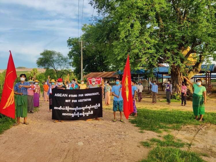 ThomasZinAung's tweet photo. Protest against military dictatorship by locals from LatPaDaungTaung Area, Salingyi Tsp on Sep4 #TakeAction_NoMoreWords #WhatsHappeningInMyanmar #Sep4Coup https://t.co/zoU3U9kJH7