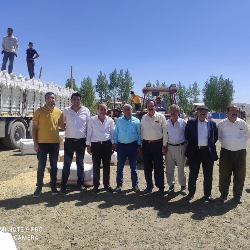 DiyarTSO's tweet photo. Odamız ve Diyarbakır Organize Sanayi Bölgesi tarafından hazırlanan yardım paketleri Van Ticaret Borsasının destekleriyle, Başkale sel felaketinde etkilenen çiftçilere dağıtıldı.@vanticborsa https://t.co/3QawLLwlzd