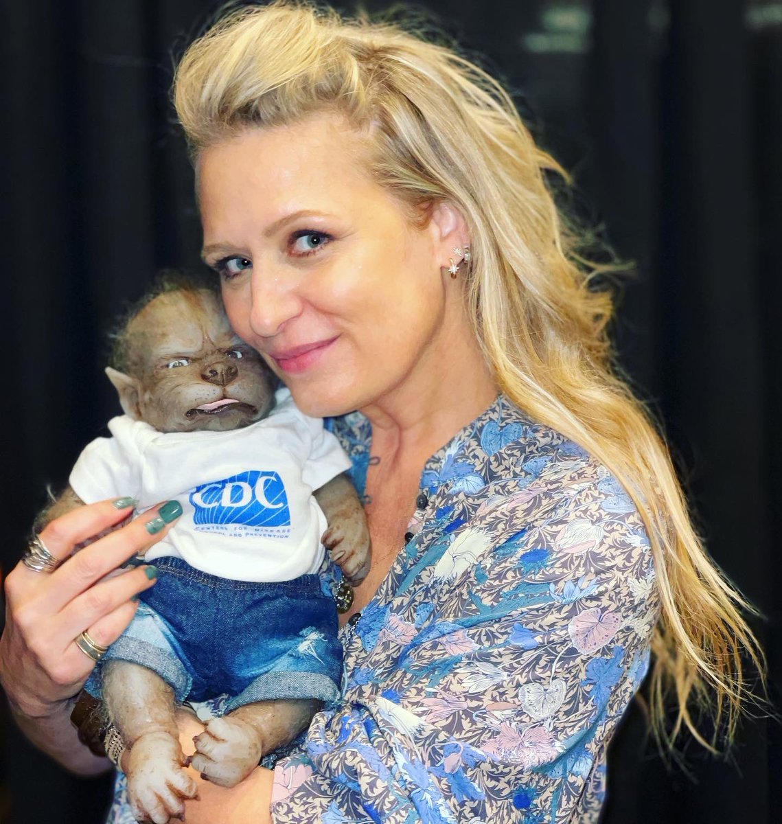 SamSmithTweets's tweet photo. My first day of @dragoncon &amp; I already got to meet a werebaby 🐺♥️ #AdoptionInProgress @werepups https://t.co/RoMb5NDfIJ