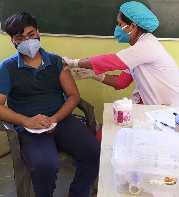 tobmudit's tweet photo. मैंने शिव कुमार के द्वारा दिया गया #TEEKAthon #Vaccinationchallenge चैलेंज एक्सेप्ट किया��
मैं ने लगवा लिया है दोनों टीका। मैं हूं पूरी तरह सुरक्षित, क्या आप हैं? मैं चैलेंज देता हूं @tobsatyaa @HarijanPappu @SantoshofficiaI @Bibhash72 और @Gautam56107846 को। क्या आप हैं सुरक्षित? https://t.co/mepcIhTCyu