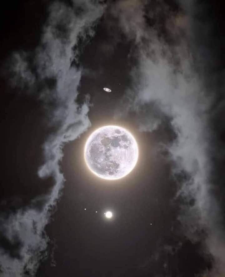 Photocromatico's tweet photo. Saturno, la Luna, Júpiter y sus Lunas todo en 1 captura. Una foto única en la vida de Scot Wilson. https://t.co/frOEMXyv9J