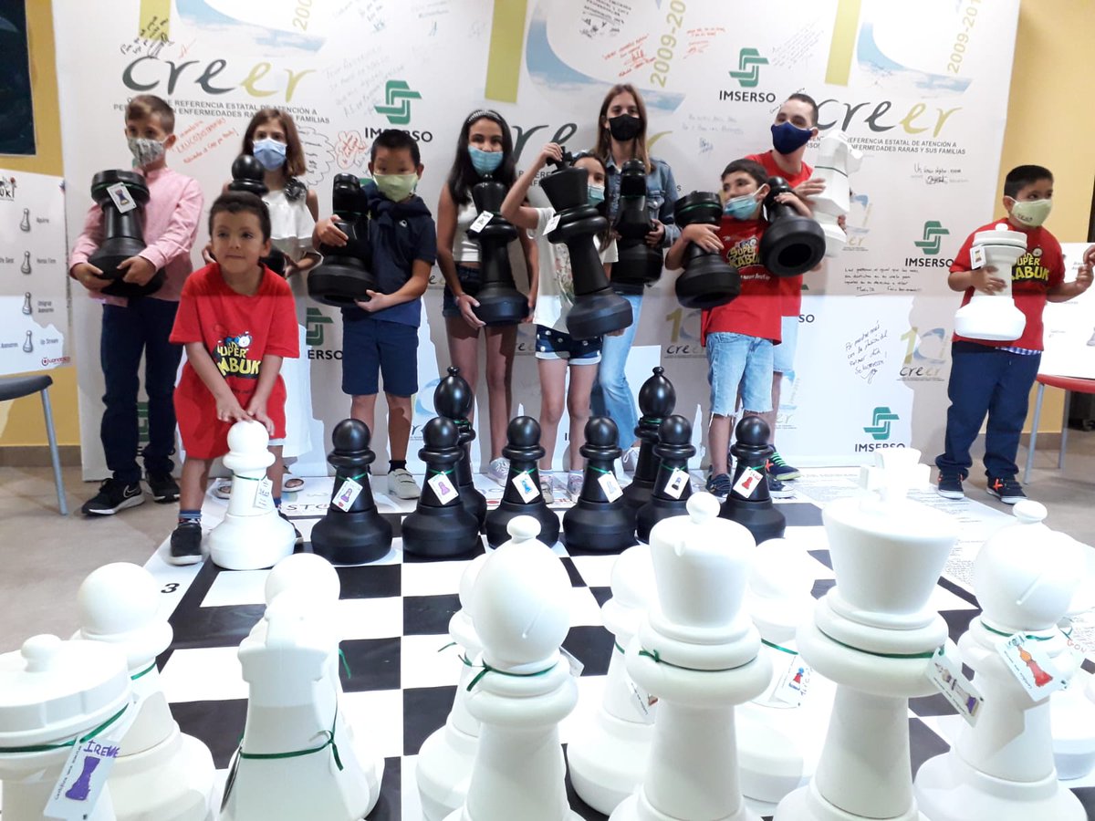 CentroCREER's tweet photo. 👏Y GRACIAS a los niños de la Asociación @AefaKabuki que han trabajado en personalizar la imagen de las tarjetas que cuelgan del cuello de las piezas de nuestro Ajedrez Gigante
Nuestros usuarios con #enfermedadesraras y sus familias podrán disfrutar de este maravilloso ajedrez 💚 https://t.co/7IWuh6KNcs