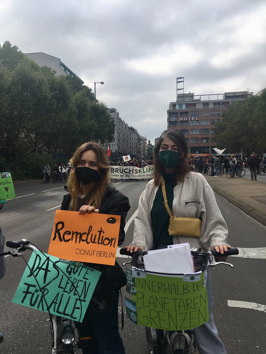 DonutBerlin's tweet photo. Wir sind bereit für die #Remolution - und ihr?
#unteilbar https://t.co/2My4pg6Wz4