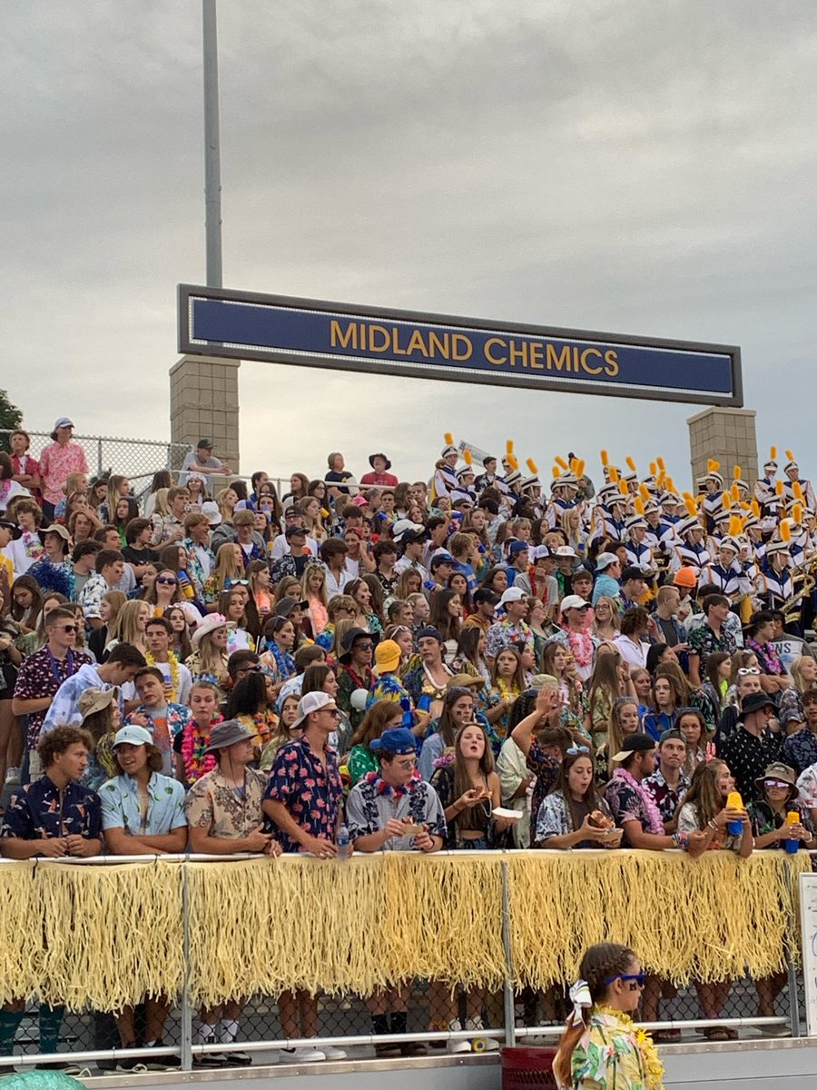 ChemicsLead's tweet photo. Thank you to all the Chemics who came out to play last night! Special S/O to the Surbrooks for providing 🌭🌭🌭 Thanks to the students, band, &amp; all the athletes including pom &amp; cheer! It was a great night! #ChemicPride https://t.co/gsxbzSvqEY
