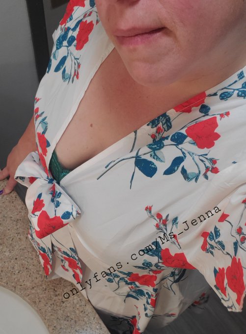 Idk if you can appreciate this dress in this photo... but I'm very waiting to be unwrapped. https://t