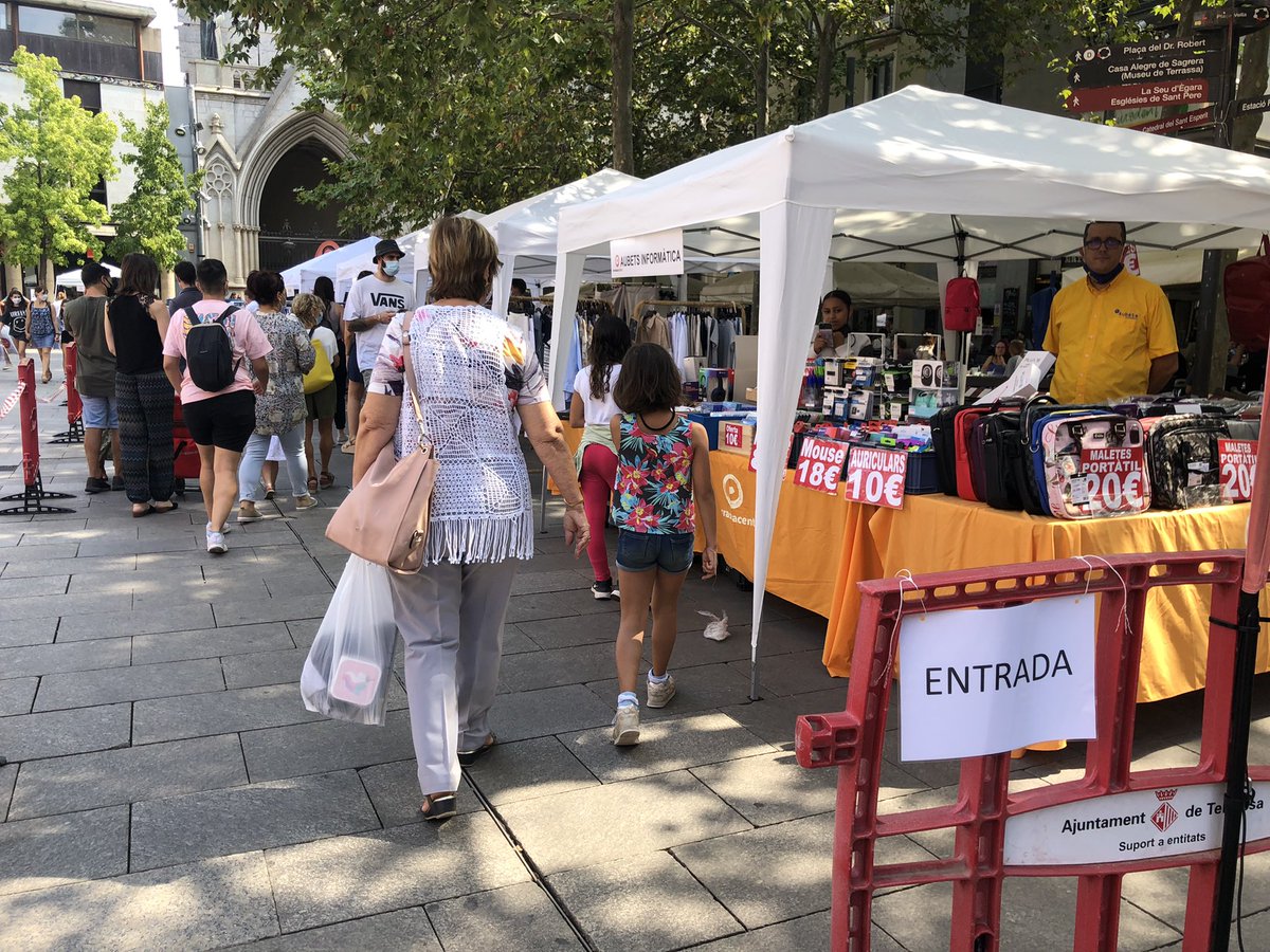 trullas_montse's tweet photo. Avui molt ambient al #ForaStocks a #Terrassa, organitzat per @TerrassaCentre.
Donem suport al comerç local! 🙌 Fem les compres a la nostra ciutat! #LoveLocal #juntsfemcomerç https://t.co/1Nifp4Eajz