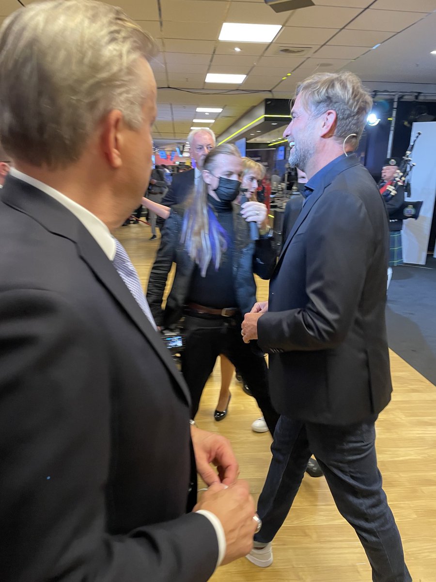 menges_eric's tweet photo. Nice work by #BritishChamberofCommerce in GER #BCCG awarding #Juergen_Klopp for being such a cool #UK #GER ambassador. Side note #the_normal_one has strong roots in #FrankfurtRegion as coach for #Mainz and player for #Frankfurt. Managed to sneak a Frankfurt designed trophy in too https://t.co/8EXbx3nJ1Q