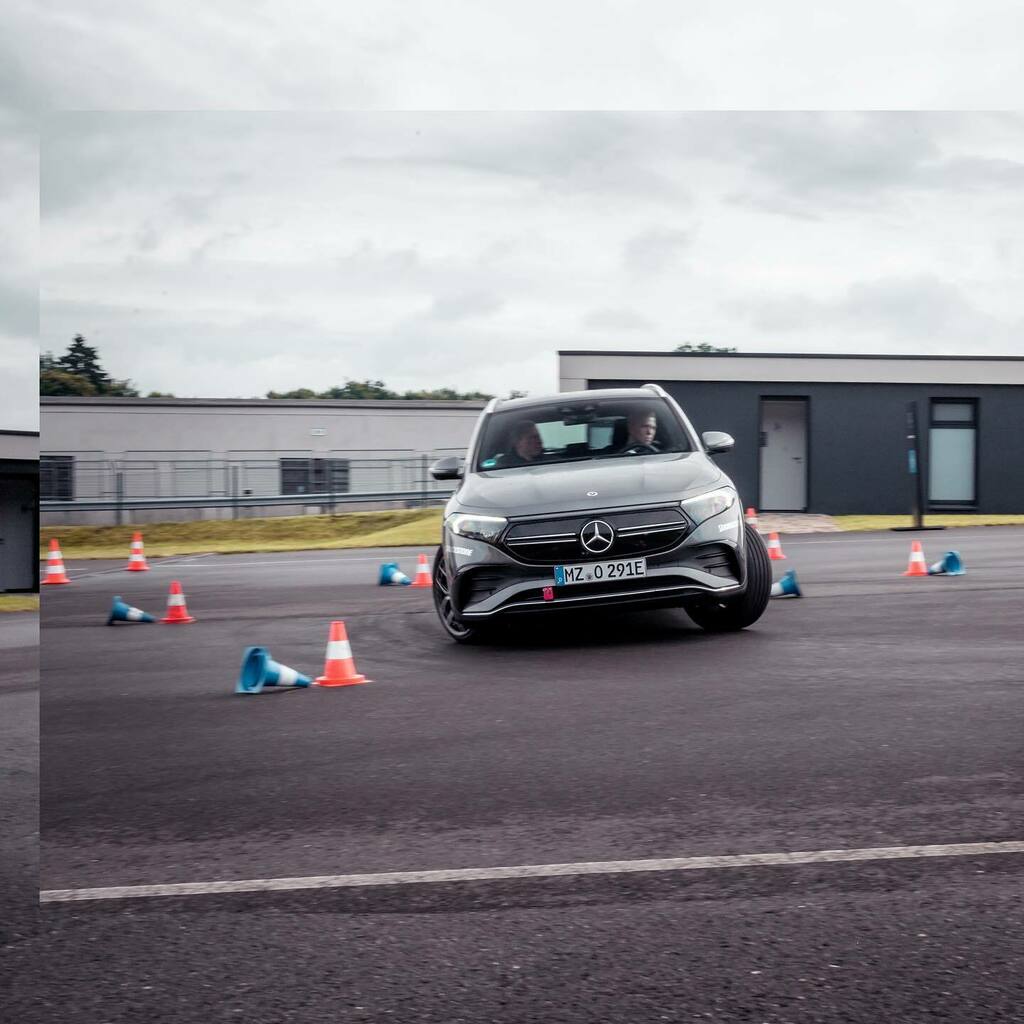 RicciSpeckels's tweet photo. Den EQA testen und versuchen ans Limit zu bringen @mercedesbenz @mercedesbenz_de @mercedesamg @riccispeckels
#eqa #mbeqa #mercedeseqa #drivingperformance #drivingexperience #drivingevents #elektrisiert #fahrsicherheitstraining #sicherheitgehtvor #drivewiththebest #testen #m… https://t.co/IfsFWxnOfp