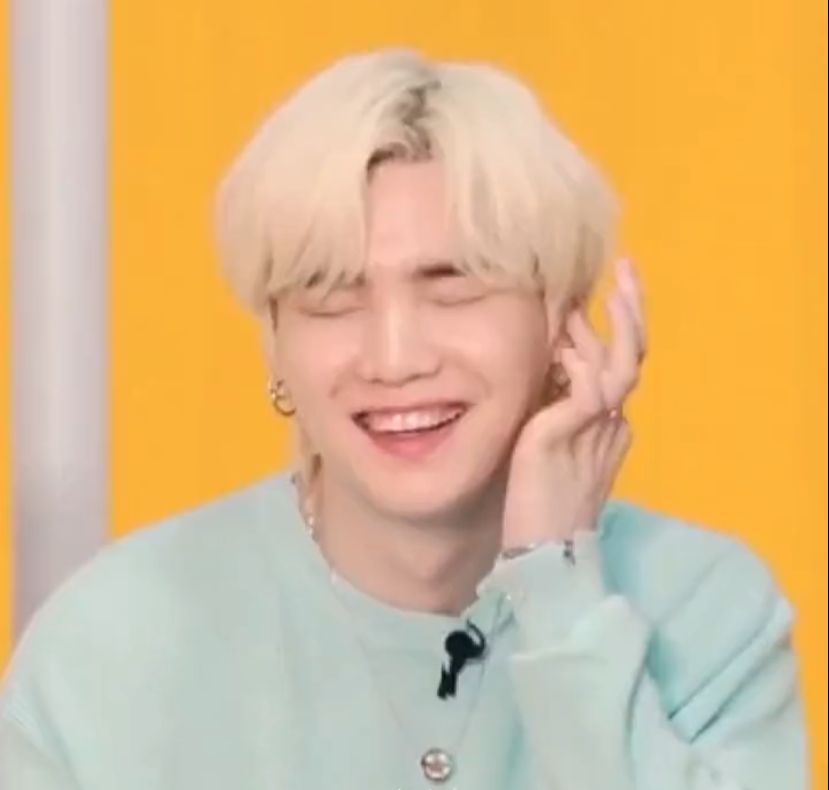 coversuga's tweet photo. o yoongi quando o namjoon falou que ele é o produtor deles :( https://t.co/aEnCN1C7nn