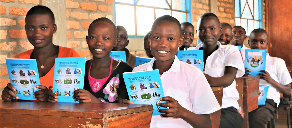 WorldBankAfrica's tweet photo. Primary school children in #Burundi are outperforming other primary school children in #Africa. Why? 

✔️Instruction in Kirundi
✔️Qualified teachers
✔️Engaged community 

Read how investments in #HumanCapital are making a difference: https://t.co/tB40WGg8LF https://t.co/jfYayaCnFx