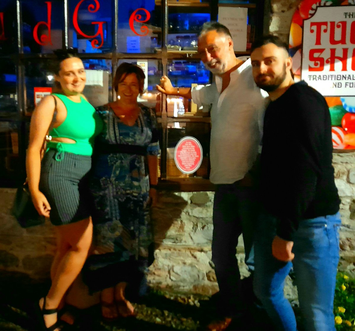 Commemorating Mike and his story! 😁Thanks to The Old Quay House Tuck Shop at the Barbican  facebook.com/The-old-quay-h… and to Mike and his family for the great family photo! Pink Plaques sponsored  <a href="/mayflower400uk/">Mayflower 400 UK</a> partners <a href="/plymouthcc/">Plymouth City Council</a> <a href="/theboxplymouth/">The Box, Plymouth</a> <a href="/PlymCultureUK/">Plymouth Culture</a> + <a href="/PlymCityCentre/">Plymouth City Centre Company</a>