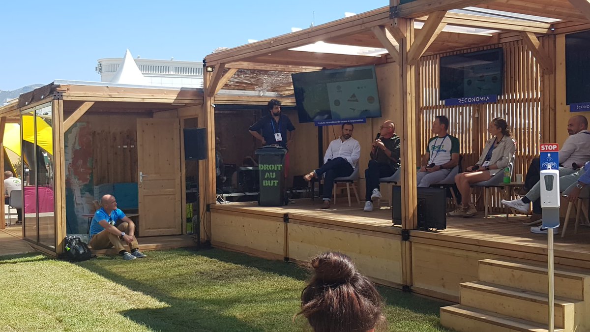 1PieceOfRubbish's tweet image. Conférence avec la @MAIF et le #projetAzur à l'@IUCN qui se déroule en ce moment à #Marseille ! Adrien de la team se trouve juste derrière la poubelle #droitaubut #marseillevie