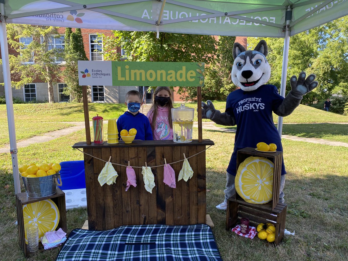 Avec <a href="/acnotredame/">Académie catholique Notre-Dame</a> du <a href="/ecolecatholique/">CECCE</a> à la rencontre de la communauté à Kemptville!  Venez prendre votre photo avec la mascotte et dans le kiosque à limonade! <a href="/AngelaCertosini/">Angela Certosini</a> #BienDansMaCommunauté #RentréeCECCE
