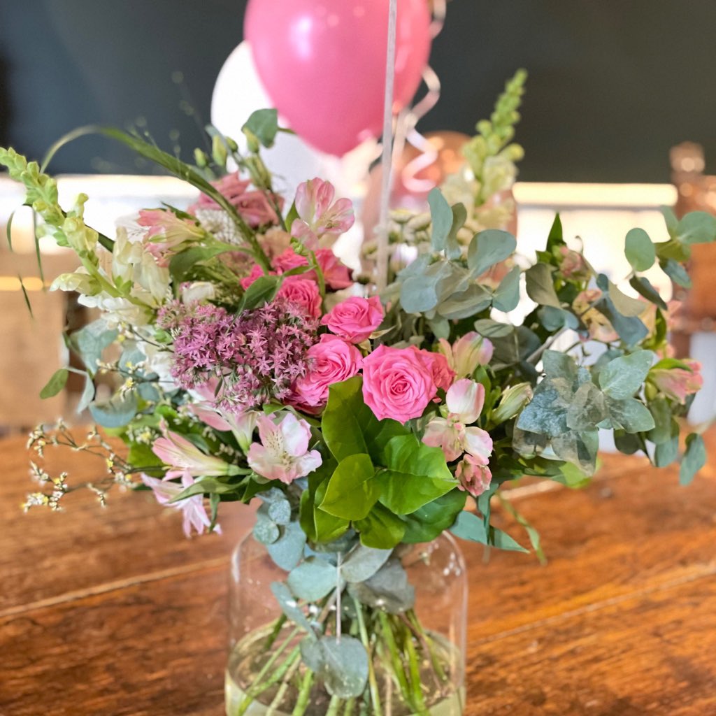 BalloonsAreFun_'s tweet photo. We love surprise birthday parties! 🎉🥳Especially when they happen in such a  beautiful venue!  💗 
This time our balloons where blooming together with a  gorgeous flower 💐 arrangement from Highworth Flowers 🌸 Thank you so much Justine! x
 
#BalloonsAreFun @ #HighworthEmporium https://t.co/4R1c3FB40a