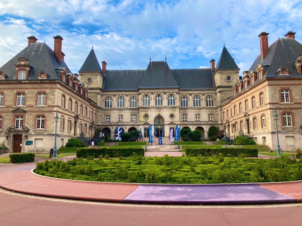 Mrik_man's tweet photo. Reprise des salons physiques à la @ciup_fr ! 🤩 L’équipe @SKEMA_BS présente au stand 15 du salon @studyrama ! Que c’est beau de vous revoir en chair et en os ! #msc #ms #ems #pge #meetSKEMA https://t.co/UXEQNLO1v5